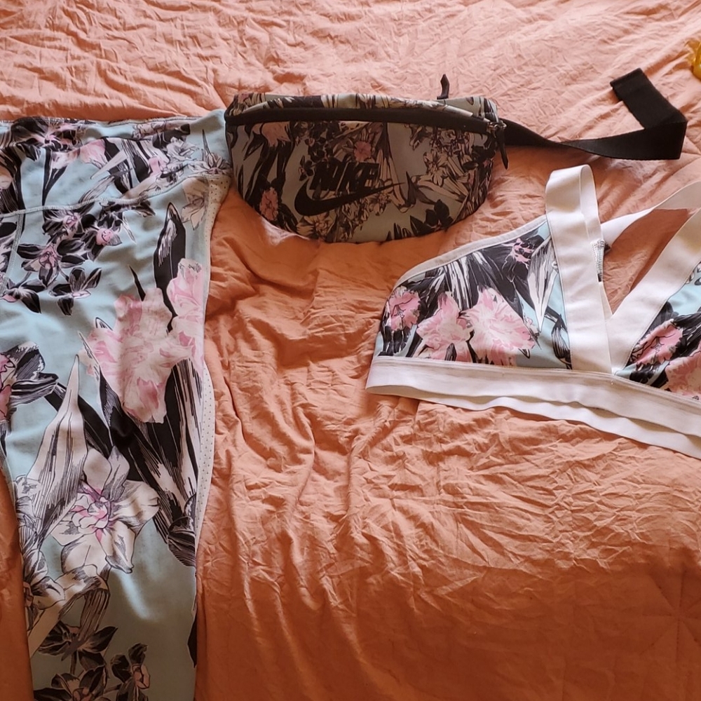 Nike fem floral outfit